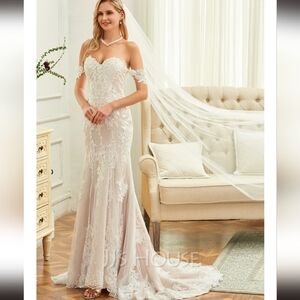 Elegant Lace Wedding Dress with Veil